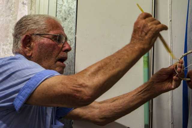 Bari Vecchia, la storia di Gennaro: l'87enne che prepara e rammenda le grandi reti da pesca 